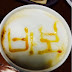 Empleado  de una cafetería le escribe "tonto" a un cliente, mientras él se enoja otros se ríen.