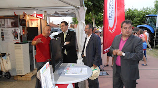 Carlos explicando a Jesús Casas Grande las energías renovables que ofrece nuestra empresa Geotercal
