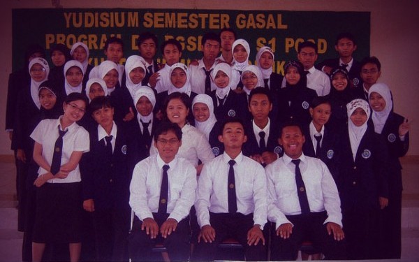 Yudisium yang pertama, Februari 2009. Bersama teman satu kelas.