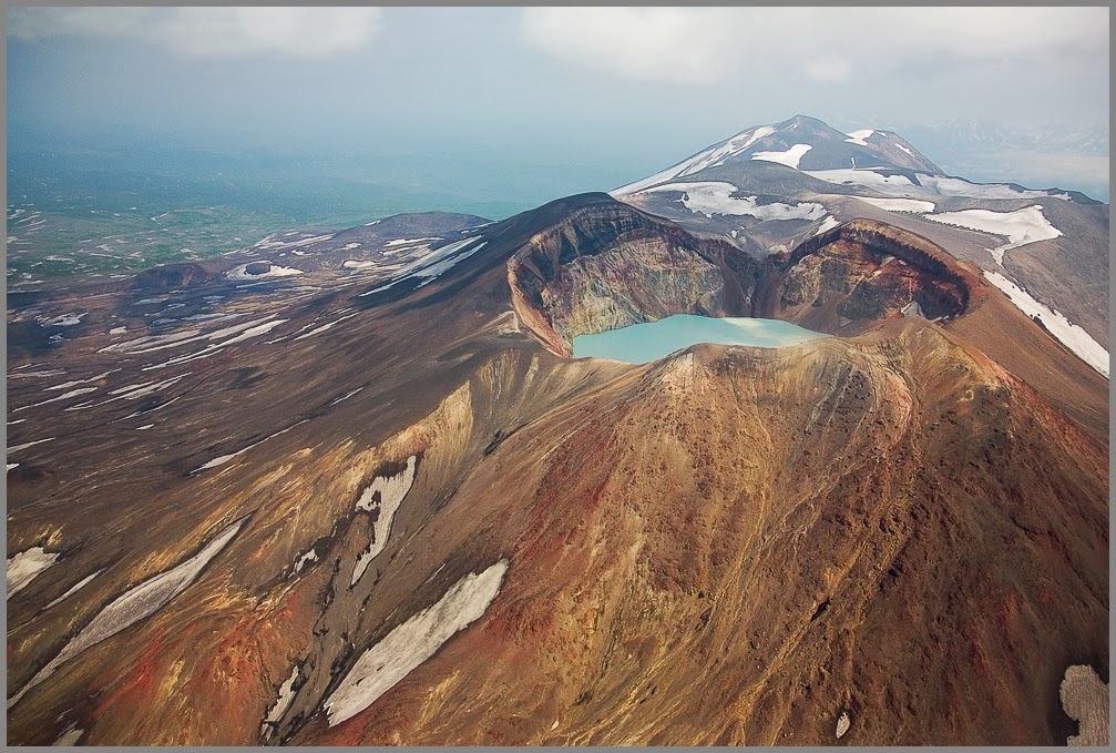 Озеро в вулкане камчатки. Озеро малый Семячик, Камчатка. Озеро Троицкое на вулкане малый Семячик. Вулкан Семячик Камчатка. Озеро в кратере вулкана на Камчатке.