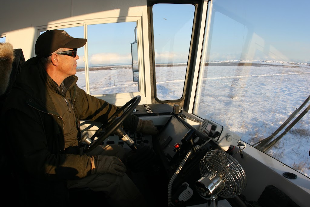 Brian am Steuer des Tundra-Buggys Brian am Steuer des Tundra-Buggys