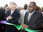 De gauche à droite: Coupure du ruban par Clément Duhaine, administrateur général de l’OIF et Raymond Tshibanda Ministre congolais des Affaires étrangères et de la coopération internationale le 9/10/2012 au stade des martyrs à Kinshasa, lors de l’ouverture du village du XIV sommet de la francophonie. Radio Okapi/ Ph. John Bompengo