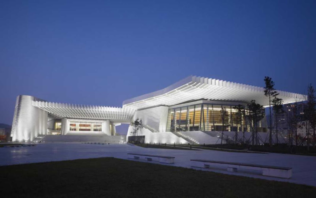 Tsingtao, Sciantung, Cina: Qingdao Grand Theater by Gmp Architekten