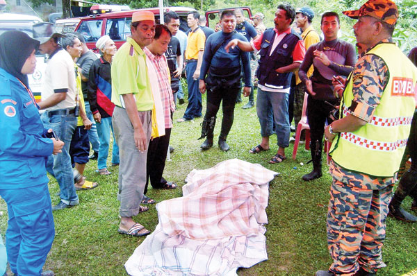 Mati lemas ketika seberang sungai MAYAT Mohd. Zulhilmi ditemui selepas terjatuh ke dalam Sungai Golok, Rantau Panjang semalam