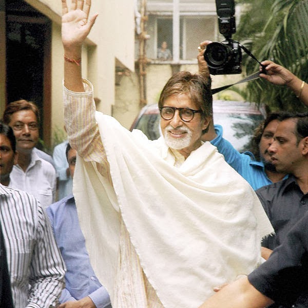 Amitabh Bachchan with a warm smiles as he greets fans on his 71st b'day, in Mumbai, on October 11, 2013. 