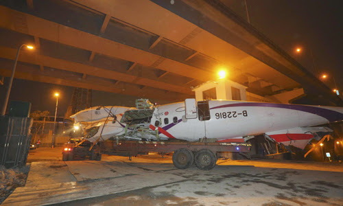 Wreckage of TransAsia Airways plane Flight GE235 is transported on the back of a truck after it crash landed into a river, in New Taipei City, February 5, 2015. The pilot of a doomed TransAsia plane, hailed as a hero for his actions in the final moments before a crash that killed 31 people, was still holding the joystick in the plane's cockpit when his body was found, media reported on Friday. Picture taken February 5, 2015. REUTERS/Stringer (TAIWAN - Tags: TRANSPORT DISASTER) ATTENTION EDITORS - TAIWAN OUT. NO COMMERCIAL OR EDITORIAL SALES IN TAIWAN. CHINA OUT. NO COMMERCIAL OR EDITORIAL SALES IN CHINA