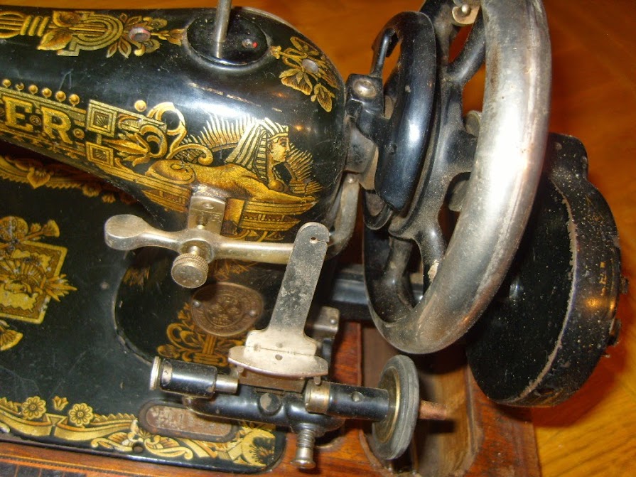Ручная машинка старинная. Швейная машинка Triumph 2486697. Gebruder Kayser Kaiserslautern швейная машинка. Швейная машинка Кайзер антикварная. Старинная швейная машинка.