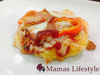 Mini-Pizzen kleine Mini-Pizza als Snack mit Schinken und Paprika