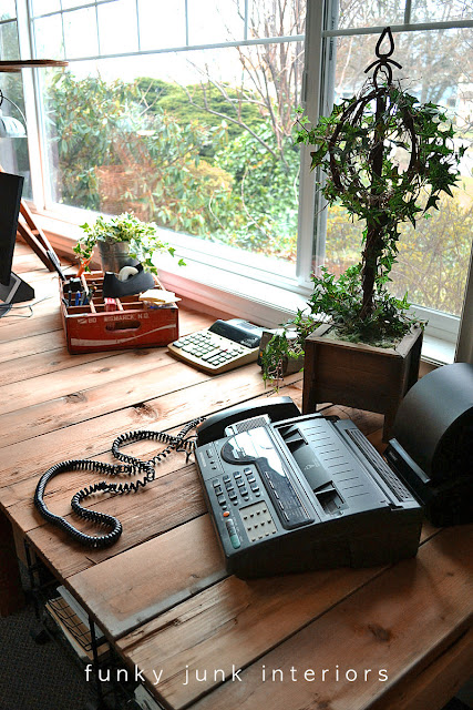 pallet wood projects desk via Funky Junk Interiors