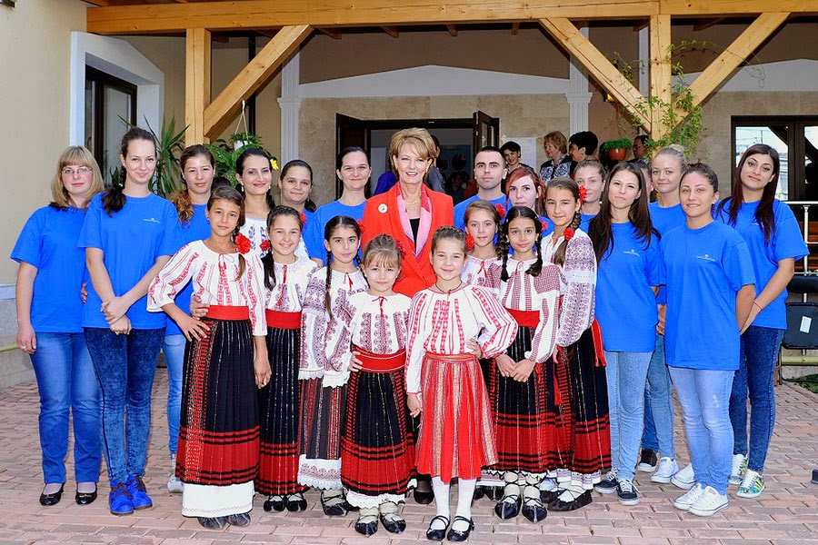 Principesa Margareta a împărțit flori de Ziua Internațională a Persoanelor Vârstnice. Programul Niciodată Singur, exstins la Ploiești și Constanța Principesa Margareta a împărțit flori de Ziua Internațională a Persoanelor Vârstnice. Programul Niciodată Singur, exstins la Ploiești și Constanța