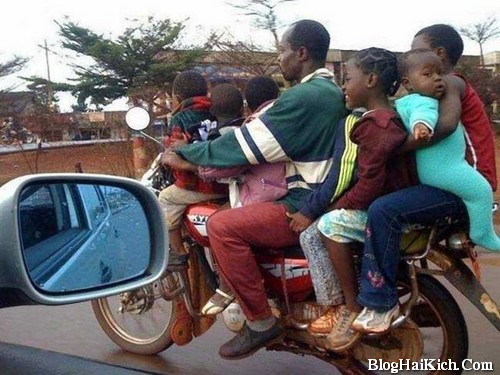 Hình ảnh vui cả gia đình cùng đi trên 1 chiếc xe máy thật bá đạo