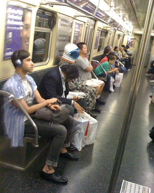 Photo : ふだん通りの地下鉄の少しだけ非日常的な光景