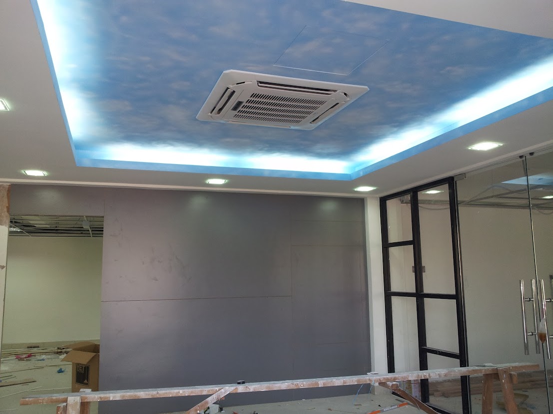 Plater ceiling paint with emulsion paint with sky cloud pattern