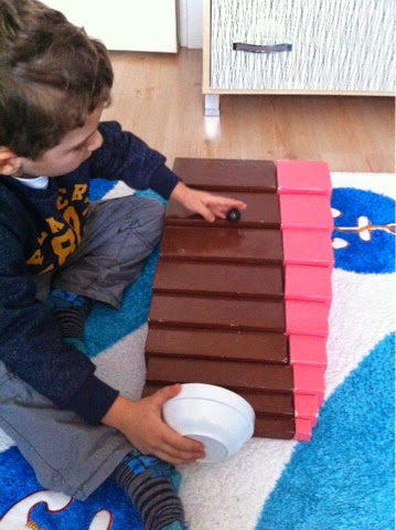 can ve cerenin oyun günlüğü: Montessori materyalleri üzerinden misket  yuvarlama