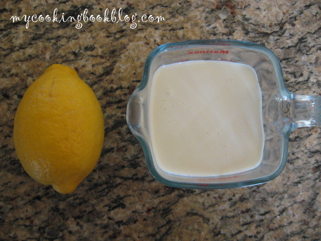 Как се прави заквасена сметана с прясно изцеден лимонов сок: