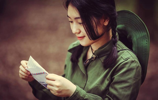Bộ ảnh tình yêu người Lính đẹp và lãng mạn nhất Ảnh cô gái đọc thư của lính