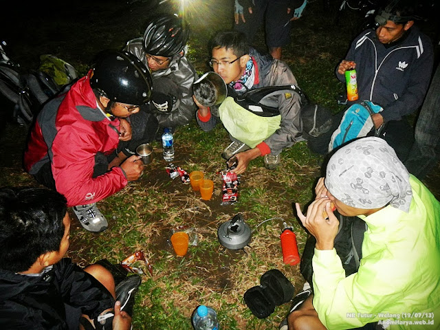 Rest pertama di area pinus track Tutur - Welang (00.15 WIB)