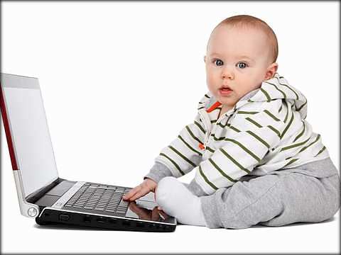 パソコンする赤ちゃん