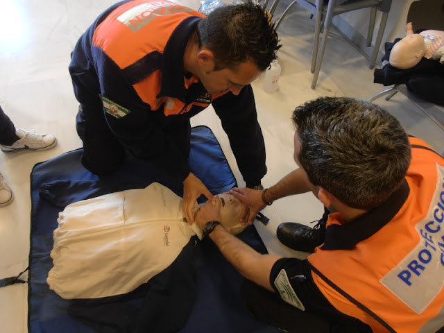 Uno de nuestros monitores, enseñando las tecnicas de Soporte Vital Basico. Uno de nuestros monitores, enseñando las tecnicas de Soporte Vital Basico.