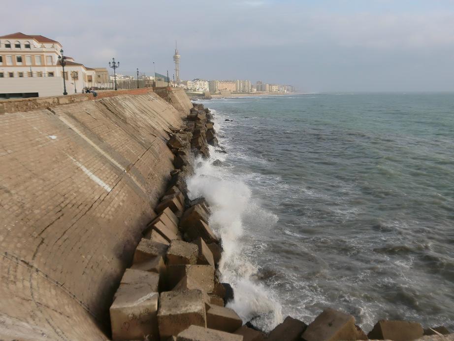 Cádiz se encuentra situada sobre un tómbolo o lengua de tierra que une una isla con el resto del continente. Junto a San Fernando, ocupan un antiguo archipiélago entre el río Guadalete y el caño de Sancti-Petri que con la progresiva sedimentación se han ido uniendo al continente. Cádiz se encuentra situada sobre un tómbolo o lengua de tierra que une una isla con el resto del continente. Junto a San Fernando, ocupan un antiguo archipiélago entre el río Guadalete y el caño de Sancti-Petri que con la progresiva sedimentación se han ido uniendo al continente.
