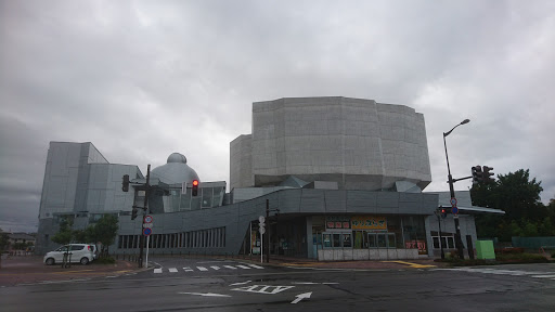 由利本荘市文化交流館カダーレ