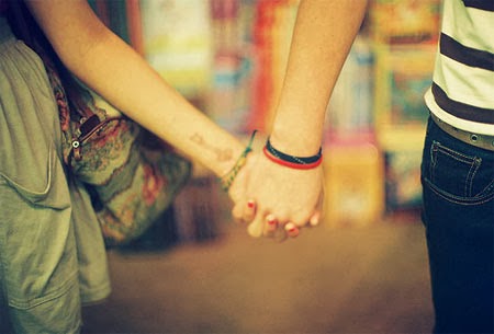 Đôi tình nhân nắm tay nhau Đôi tình nhân nắm tay nhau
