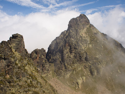 Cilindre d'Escobes (al mig) i Pic d'Escobes (a la dreta)