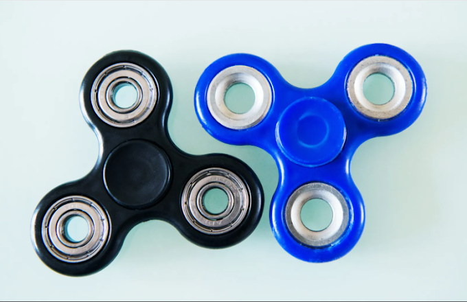 Behind The Physics of Working Galactic Fidget Spinner