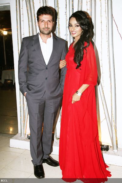 Dapper looking Siddharth Vasudev and red hot Resshmi Ghosh pose for the camera during their engagement party, held in Kolkata. (Pic: Viral Bhayani) 