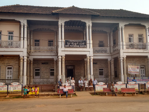 Sri Putthige Mutt, Car St, Sri Krishna Temple Complex, Thenkpete, Maruthi Veethika, Udupi, Karnataka 576101, India, Monastery, state KA