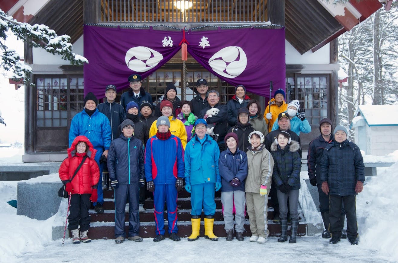 神竜神社前で記念撮影 