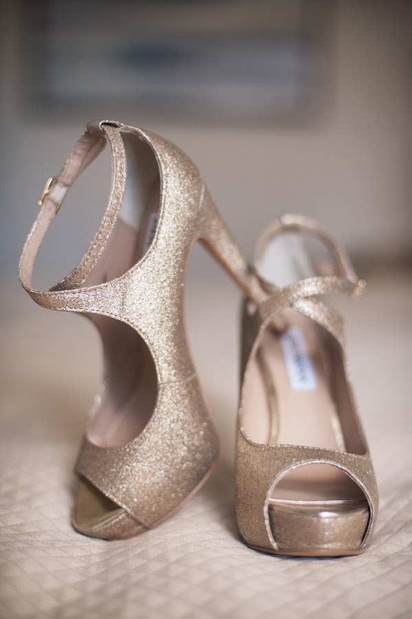 Zapatos dorados para la novia | Bodas