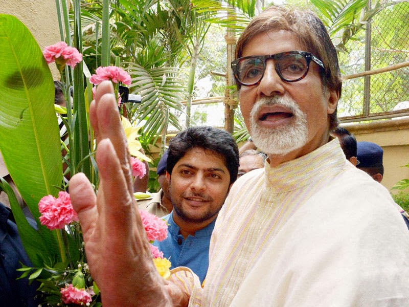 Amitabh Bachchan receives warm wishes from a fan on his 71st b'day, in Mumbai, on October 11, 2013. 