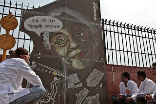 Greenpeace Activists Question Shiela Dixits Power Strategy At Vidhan Sabha In Delhi