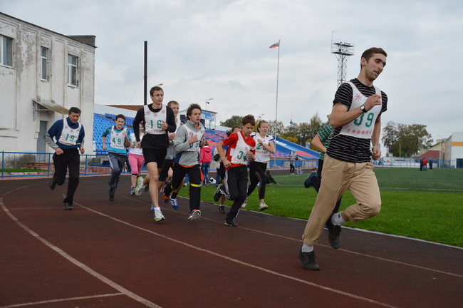 Легкоатлетический забег на стадионе "Чайка", посвященный Дню Здоровья в Угличе. фото Павел Карпов