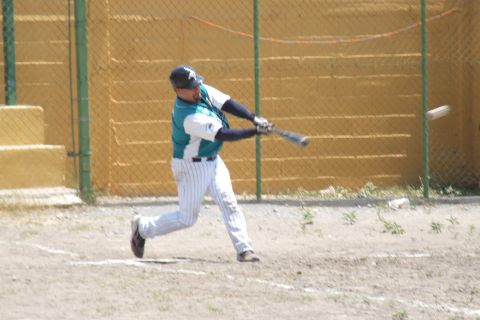 Ricardo Cárdenas de Tiburones en la Liga de Beisbol de Salinas Victoria