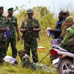 Des militaires congolais à Kibati (Nord-Kivu) en train de lire "Echos de la Monusco" le bulletin de communication interne de la Monusco, jeudi 12 juin 2014.