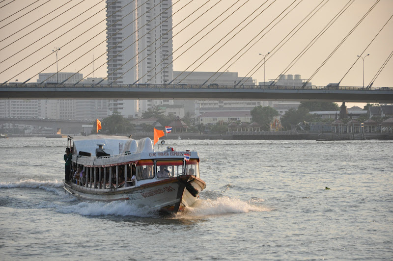 Рейсовый катер на реке в Бангкоке