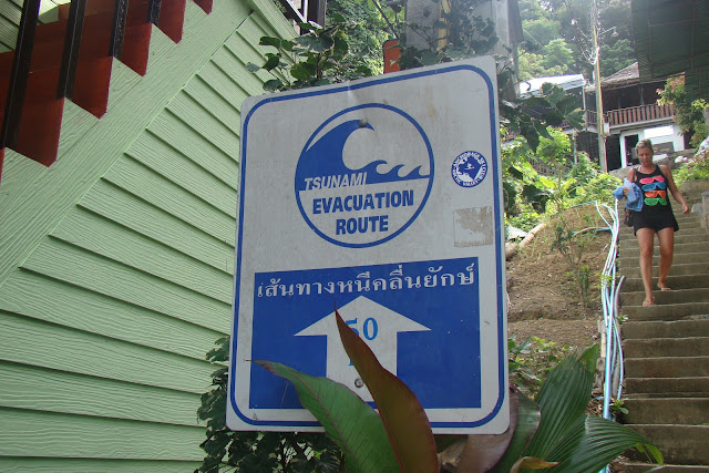 Carteles anunciando rutas de evacuación ante tsunamis
