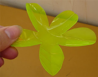 طريقة تحويل زجاجة بلاستيكية الى زهور لطيفة للتزيين Flo4