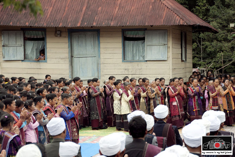 Batak_Malim_Parmalim_Sipahalima_Huta Tinggi_Laguboti_Sumatra_Parmalim praying