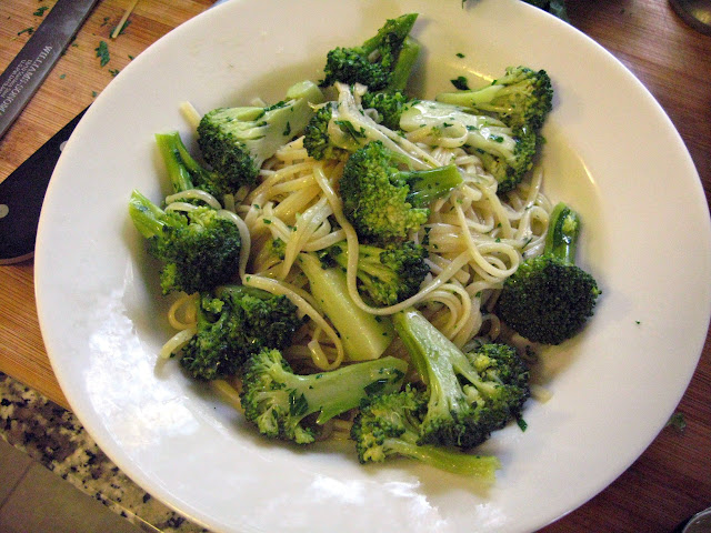 Linguine With Garlic and Broccoli