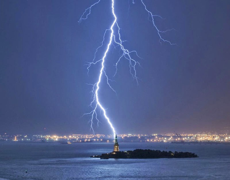 lightning-strikes-statue-of-liberty-perfect-timing.