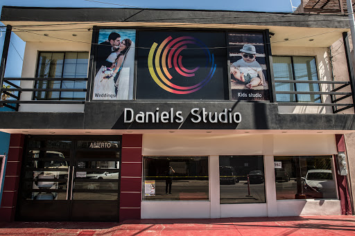 Daniels Studio, entre 5ta y 6ta, B.C., Castillo 562, Zona Centro, 22800 Ensenada, B.C., México, Procesamiento de fotos para pasaporte | BC