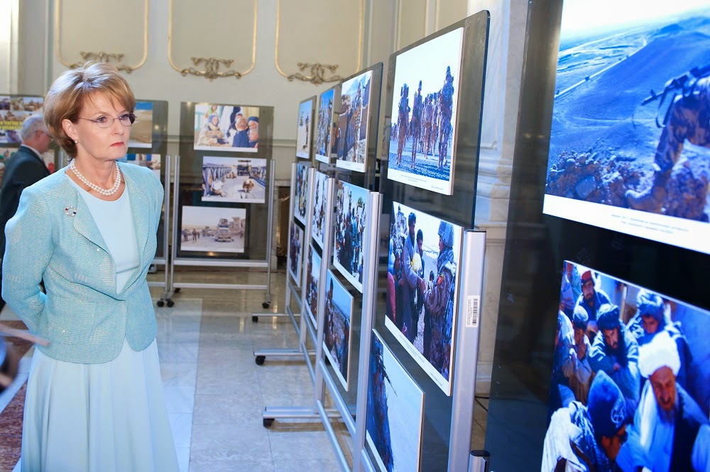 FOTO Principesa Margareta, la expoziția 70 de ani de la luptele de eliberare a teritoriului național, la Senatul României Principesa Margareta, la expoziția 70 de ani de la luptele de eliberare a teritoriului național, la Senatul României