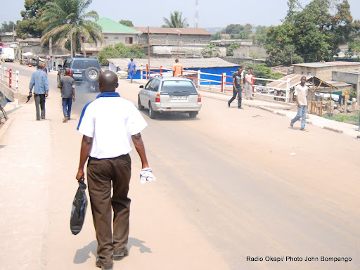 Pont reliant le quartier GB dans la commune de la Gombe au quartier Makelele dans la commune de Bandalungwa par la rivière Basoko (ex-pont Tambwe) le 30/07/2012 à Kinshasa. Radio Okapi/ Ph. John Bompengo