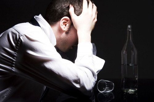 Bộ ảnh người đàn ông suy tư, buồn vì tình yêu ảnh đàn ông uống rượu 1 mình