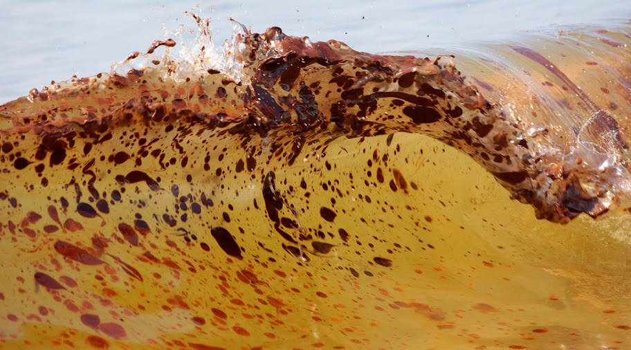 O petróleo bruto a partir do vazamento de óleo em águas profundas Horizon lava em terra em Orange Beach, Alabama, sábado 12 junho, 2010. (AP Photo / Martin Dave) #