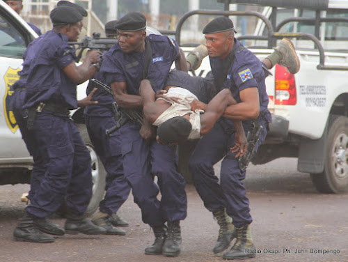 Ex-Bandundu: la population de Wamba prend deux policiers en otage | Radio  Okapi