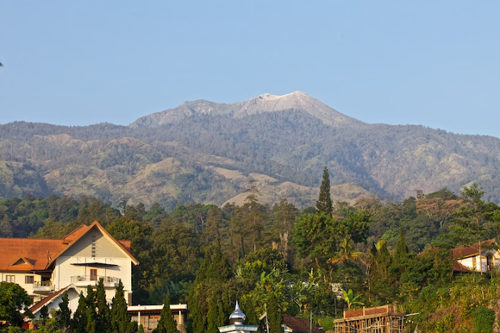 view gunung arjuno dari salah satu villa di tretes